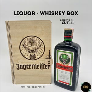 Könnte beinhalten: Eine Holz-Likörbox mit dem Text "LIQUOR - WHISKEY BOX" und "Jägermeister" auf der Vorderseite eingraviert. Eine Flasche Jägermeister-Likör befindet sich neben der Box. Die Box hat ein Schloss- und Schlüsseldesign. Der Text "READY TO CUT" ist ebenfalls vorhanden.