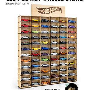 Puede incluir: Un expositor de madera para 100 coches Hot Wheels. El expositor tiene múltiples compartimentos, cada uno con un coche en miniatura de varios colores. La parte superior del expositor muestra el logotipo de Hot Wheels.