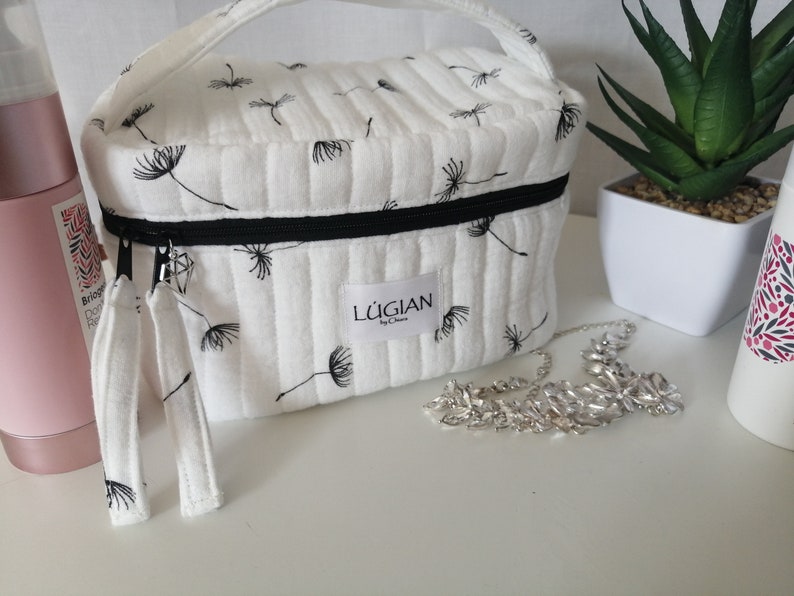 Beauty case bauletto bianco fiori neri con ciondolo diamante immagine 5