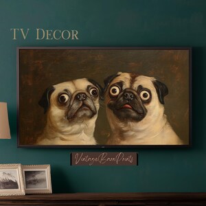 Puede incluir: Una pintura vintage de dos carlinos con ojos grandes y redondos. Los carlinos miran directamente al espectador. La pintura está enmarcada y tiene un fondo marrón. El texto "Vintage Barn Prints" es visible en la parte inferior de la imagen.