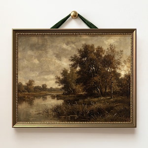 Può includere: Dipinto di paesaggio antico in una cornice dorata. L'opera raffigura una serena scena fluviale con alberi e un cielo nuvoloso. La cornice rettangolare ha un bordo decorativo. Un nastro verde e un pomello dorato vengono utilizzati per appendere.
