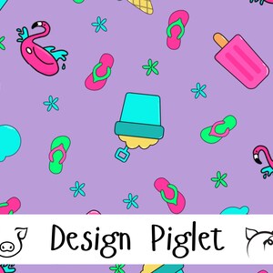 Puede incluir: Patrón repetido de ilustraciones con temática veraniega sobre un fondo lavanda. El diseño incluye imágenes de dibujos animados de flamencos rosas, conos de helado, chanclas, polos, cubos de arena y flores. El texto "Design Piglet" está en la parte inferior.