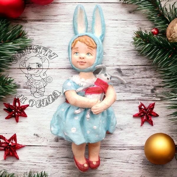 Vintage-inspiriertes Weihnachtsornament „Mädchen mit Hase“ aus gesponnener Baumwolle