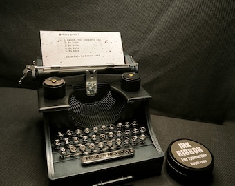 Maquina de escribir Resident Evil replica con música y movimiento + caja de cinta de tinta