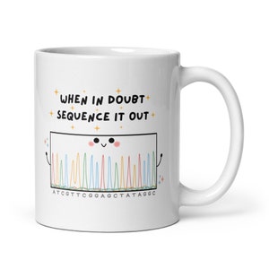 Könnte beinhalten: Weiße Keramiktasse mit einer schwarz-weißen Grafik einer DNA-Sequenz mit dem Text "WHEN IN DOUBT SEQUENCE IT OUT".