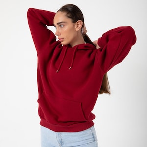 Peut inclure: Un sweat-shirt à capuche rouge avec une poche kangourou. Le sweat-shirt est fait d'un tissu doux et confortable et a une coupe décontractée.