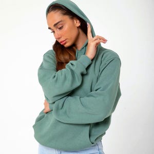 コットンパーカー：ユニセックス セージグリーン プルオーバー - 着心地抜群＆スタイリッシュ