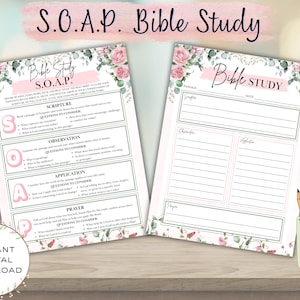 Puede incluir: Dos hojas de estudio bíblico S.O.A.P. imprimibles con bordes florales de rosas rosadas y hojas verdes. La hoja izquierda incluye instrucciones y preguntas para Escritura, Observación, Aplicación y Oración. La hoja derecha ofrece secciones en blanco con líneas para escribir notas.