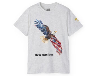 Puede incluir: Una camiseta gris con un gráfico de un águila calva con la bandera estadounidense impresa en sus alas. El texto "Bro Nation" está impreso en la parte delantera de la camiseta.