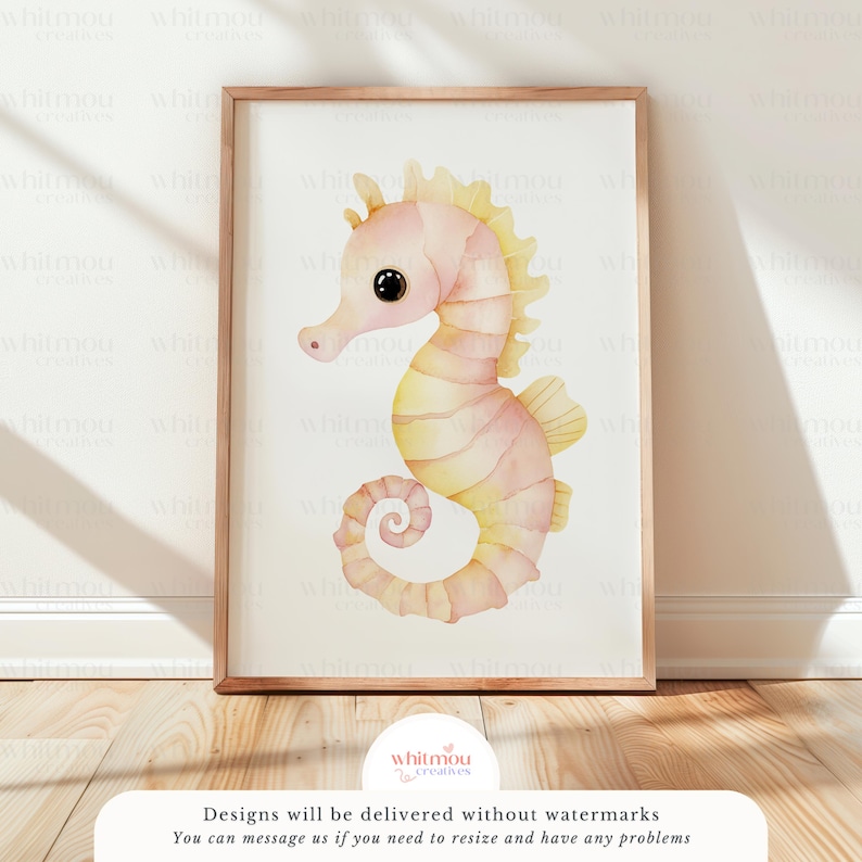 Peut inclure: Une peinture &agrave; l'aquarelle d'un hippocampe rose et jaune sur fond blanc. L'hippocampe est tourn&eacute; vers la droite de l'image.