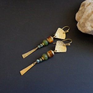 Pendientes de latón texturizados a mano, Pendientes de piedras preciosas, Pendientes Boho, Pendientes artesanales, Alambres de oído hipoalergénicos, Pendientes de oro, Piedra natural imagen 8