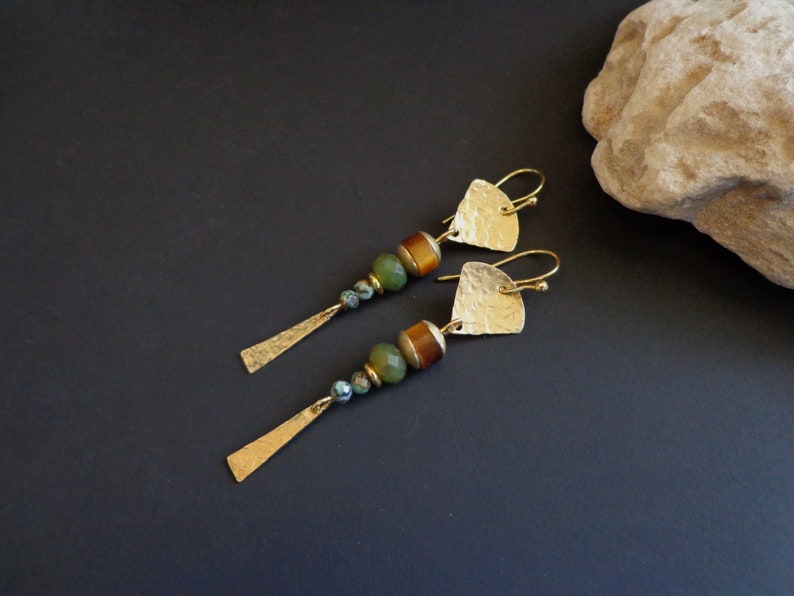 Pendientes de latón texturizados a mano, Pendientes de piedras preciosas, Pendientes Boho, Pendientes artesanales, Alambres de oído hipoalergénicos, Pendientes de oro, Piedra natural imagen 8