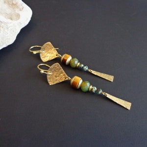 Pendientes de latón texturizados a mano, Pendientes de piedras preciosas, Pendientes Boho, Pendientes artesanales, Alambres de oído hipoalergénicos, Pendientes de oro, Piedra natural imagen 5