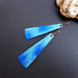 Pendientes de cobre con esmalte azul: colgantes bohemios artesanales hechos a mano