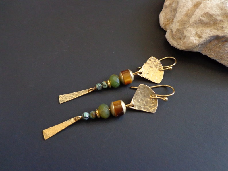 Pendientes de latón texturizados a mano, Pendientes de piedras preciosas, Pendientes Boho, Pendientes artesanales, Alambres de oído hipoalergénicos, Pendientes de oro, Piedra natural imagen 2