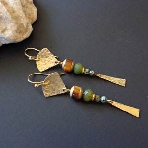 Pendientes de latón texturizados a mano, Pendientes de piedras preciosas, Pendientes Boho, Pendientes artesanales, Alambres de oído hipoalergénicos, Pendientes de oro, Piedra natural imagen 9