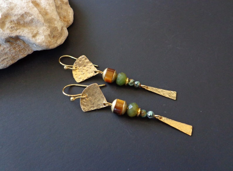 Pendientes de latón texturizados a mano, Pendientes de piedras preciosas, Pendientes Boho, Pendientes artesanales, Alambres de oído hipoalergénicos, Pendientes de oro, Piedra natural imagen 9