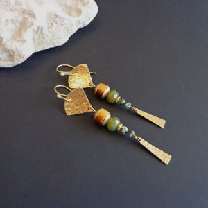 Pendientes de latón texturizados a mano, Pendientes de piedras preciosas, Pendientes Boho, Pendientes artesanales, Alambres de oído hipoalergénicos, Pendientes de oro, Piedra natural imagen 1