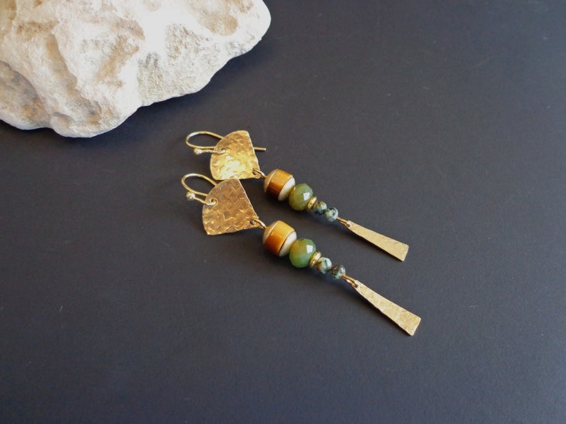 Pendientes de latón texturizados a mano, Pendientes de piedras preciosas, Pendientes Boho, Pendientes artesanales, Alambres de oído hipoalergénicos, Pendientes de oro, Piedra natural imagen 1