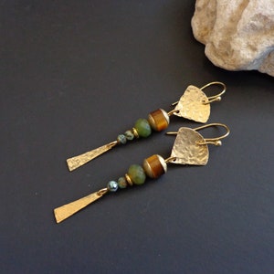 Pendientes de latón texturizados a mano, Pendientes de piedras preciosas, Pendientes Boho, Pendientes artesanales, Alambres de oído hipoalergénicos, Pendientes de oro, Piedra natural imagen 4