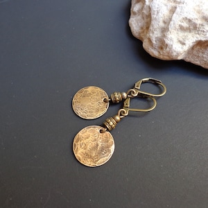 Messing Ohrringe: Kleine Patina Bronze, Handwerker-Vintage Stil
