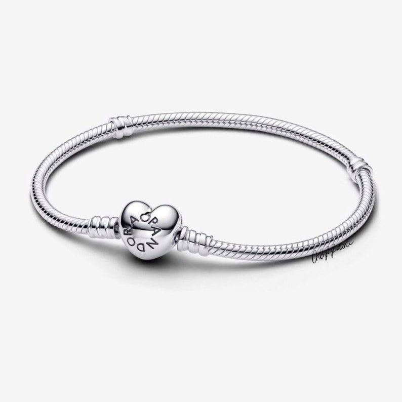 Pulsera con cierre de corazón, pulsera de cadena de serpiente, pulsera con dijes de dos tonos, compatible con dijes de momentos, características de brillo y plata de ley, regalo para ella heart bracelet