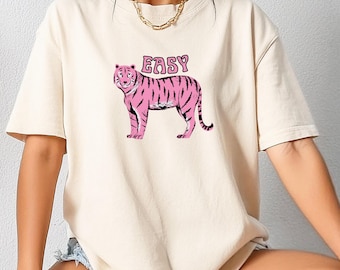 Easy Tiger Comfort Farben Tshirt für Frauen | Retro Tiger Graphic Tee | Trendiges Animal Print Shirt | Niedliche Tiger Geschenk | Boho Wildtiere T Shirt
