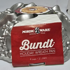 Nordic Ware Holiday Wreath Bundt Pan – Cast Aluminum – 9 Cup Christmas Cake Mold