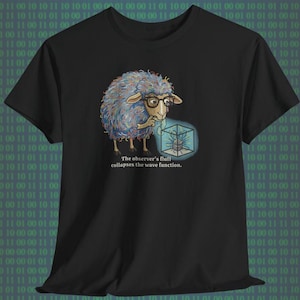 Puede incluir: Camiseta negra con una oveja de dibujos animados con gafas, contemplando un cubo brillante. El texto dice: "El pelusa del observador colapsa la función de onda." Una camiseta gráfica divertida con temática científica.