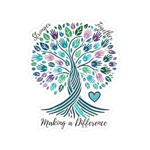 Puede incluir: Una pegatina con un árbol azul y verde con huellas de manos y hojas. El árbol tiene un corazón en la base y el texto "Stronger Together Making a Difference".