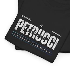 Puede incluir: Camiseta negra con texto blanco que dice "Petrucci Danilo 9 2 Grand Prix Wins".