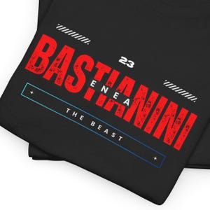 Könnte beinhalten: Schwarzes T-Shirt mit rotem Text, der "BASTIANINI 23 ENEA THE BEAST" lautet.