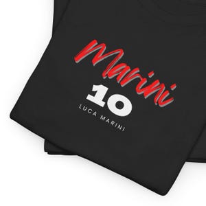 Könnte beinhalten: Schwarzes T-Shirt mit rotem und weißem Text, der "Marini 10 Luca Marini" lautet.