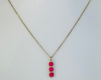 Collier FUCHSIA chaîne dorée en  acier inoxydable, Idée cadeau, Bijoux femmes, Jewellery,  Collier doré, pendentif avec trois pierres rondes