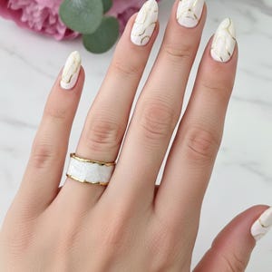 Anel ajustável BLANCA em aço inoxidável dourado - anel dourado com resina branca - joias para Dia dos Namorados, aniversário, Natal.