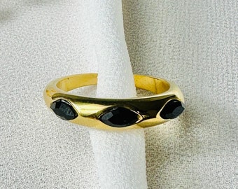 Bague ajustable BRILLANCE NOIRE en acier inoxydable pour femme - bague dorée avec trois strass noirs  - Idée cadeau - bijoux pour femmes.