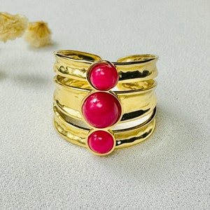 Verstelbare FUCHSIA-ring van gouden roestvrij staal voor vrouwen - drievoudige ring met fuchsia stenen - cadeau - sieraden voor vrouwen.
