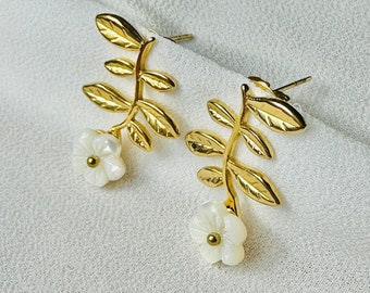 Pendientes FLORA de acero inoxidable para mujer - pendientes en forma de flor - nácar blanco - idea de regalo - joyería para mujer.