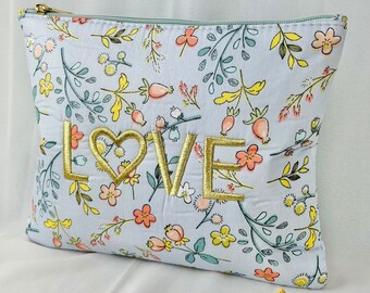 キルティングのトイレタリーバッグ | キルティングのメイクアップバッグ | コットン | 花柄の「LOVE」バッグ | 母の日のギフトアイデア。