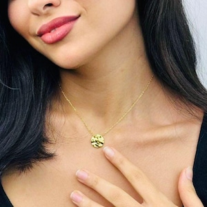 Collier CERCLE chaîne dorée en  acier inoxydable, Idée cadeau pour elle, Collier doré pendentif en forme de cœur effet martelé