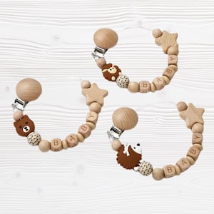 パーソナライズされた名前のクマとハリネズミの羊のおしゃぶりクリップ - 出産祝いのアイデア - 最大9文字の名前 - 無料のMamアダプター