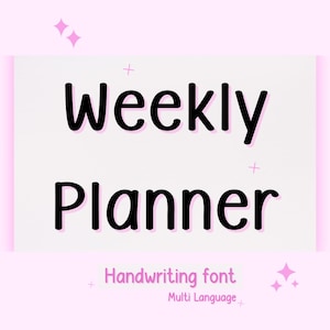 Puede incluir: Un fondo rosa con un rectángulo blanco que contiene las palabras "Weekly Planner" en negro, con una fuente manuscrita. Debajo de las palabras están las palabras "Handwriting font" y "Multi Language". Chispas rosas y signos más también están en la imagen.