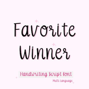 Pode incluir: Um gráfico digital sobre um fundo rosa pálido apresentando o texto preto Favorite Winner em uma fonte cursiva. Pequenos ícones de estrelas rosas de quatro pontas estão posicionados acima e abaixo do texto. Abaixo, o texto Handwriting script font Multi Language aparece em uma fonte cursiva rosa menor com sinais de mais adicionais.