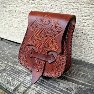 Pochette ceinture en cuir avec symboles slaves, sac banane en cuir, fabriqué à la main, teint et cousu, mythologie slave, sac fabriqué à la main, sac de GN, médiéval
