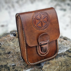 Pochette ceinture en cuir avec symboles slaves, sac banane en cuir fait main, sac banane en cuir, teint et cousu à la main, mythologie slave, médiéval et GN