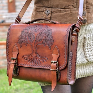 Porte-documents en cuir, arbre de vie sculpté à la main, teint et cousu à la main, sac à bandoulière en cuir, pour elle et lui, sac à bandoulière, arbre celtique
