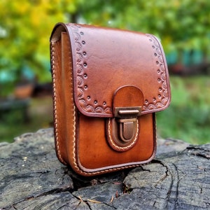 Pochette ceinture en cuir, sac banane en cuir fait main, sac banane en cuir, teint et cousu à la main, médiéval et GN, poche ceinture pour homme, décor estampé à la main