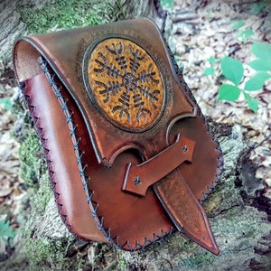 Bolso de cadera de cuero, bolso de cinturón de cuero Aegishjalmur, hecho a mano, teñido y cosido, bolsa de cintura vikinga, mitología nórdica, bolso hecho a mano, bolso larp
