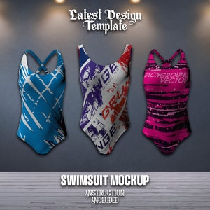 Op de afbeelding: Drie badpak mockups met verschillende patronen. Het badpak links is blauw met witte strepen. Het badpak in het midden is wit met rode, blauwe en paarse strepen. Het badpak rechts is roze met zwarte strepen. De tekst "SWIMSUIT MOCKUP" staat onder de badpakken. De tekst "INSTRUCTION INCLUDED" staat onder de tekst "SWIMSUIT MOCKUP".