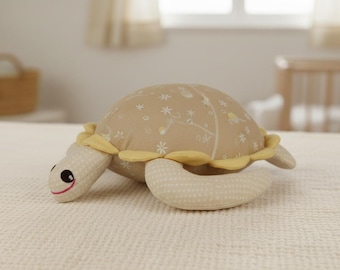 Wzór na uszycie pluszowego żółwia jako prezent dla dziecka, samouczek na uszycie pluszowego zwierzęcia na baby shower, uroczy projekt do uszycia pamiątki dla noworodka w formacie PDF